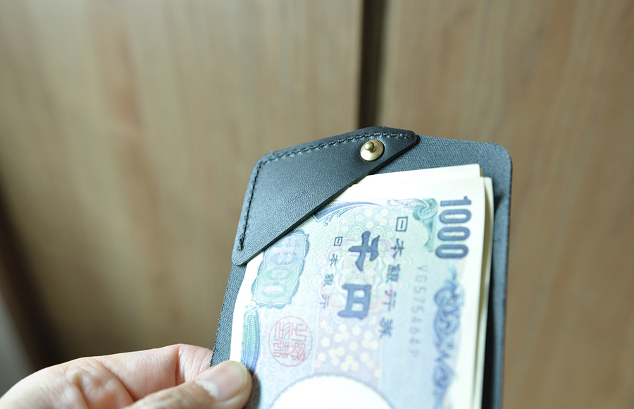 【moku】小さく薄いミニマム革財布をレビュー！Saku 